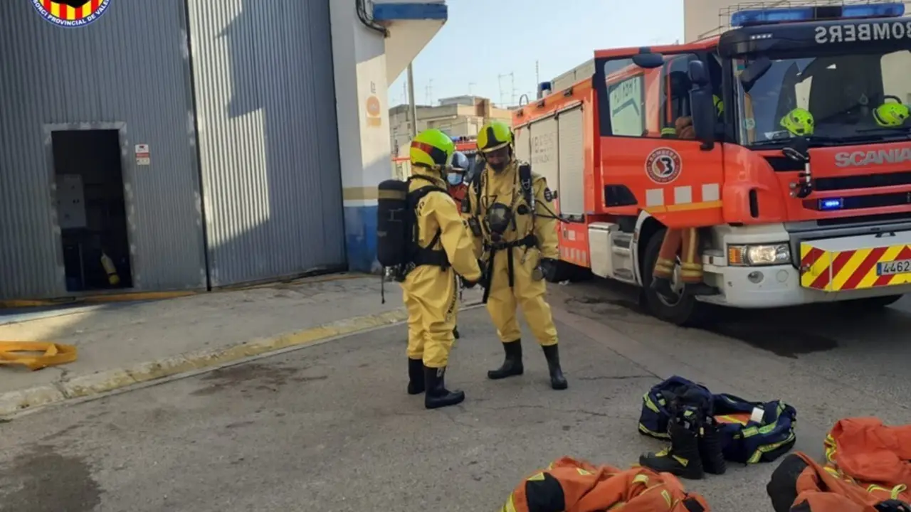 Los bomberos han conseguido detener una fuga de amon&iacute;aco que se ha producido en una empresa en la localidad de Guadassuar (Valencia) y que ha obligado a confinar a parte de la poblaci&oacute;n.