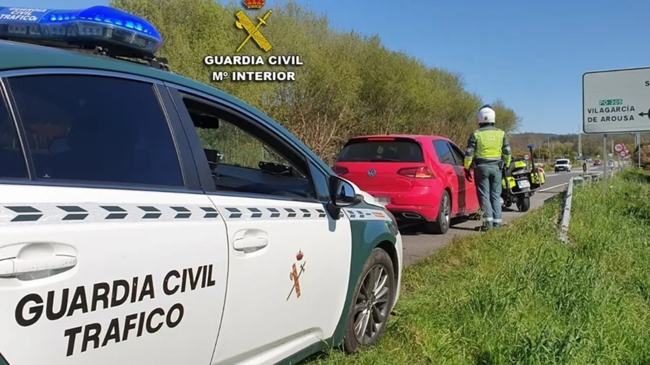 Archivo - La Guardia Civil de Pontevedra intercepta a un conductor por exceso de velocidad.