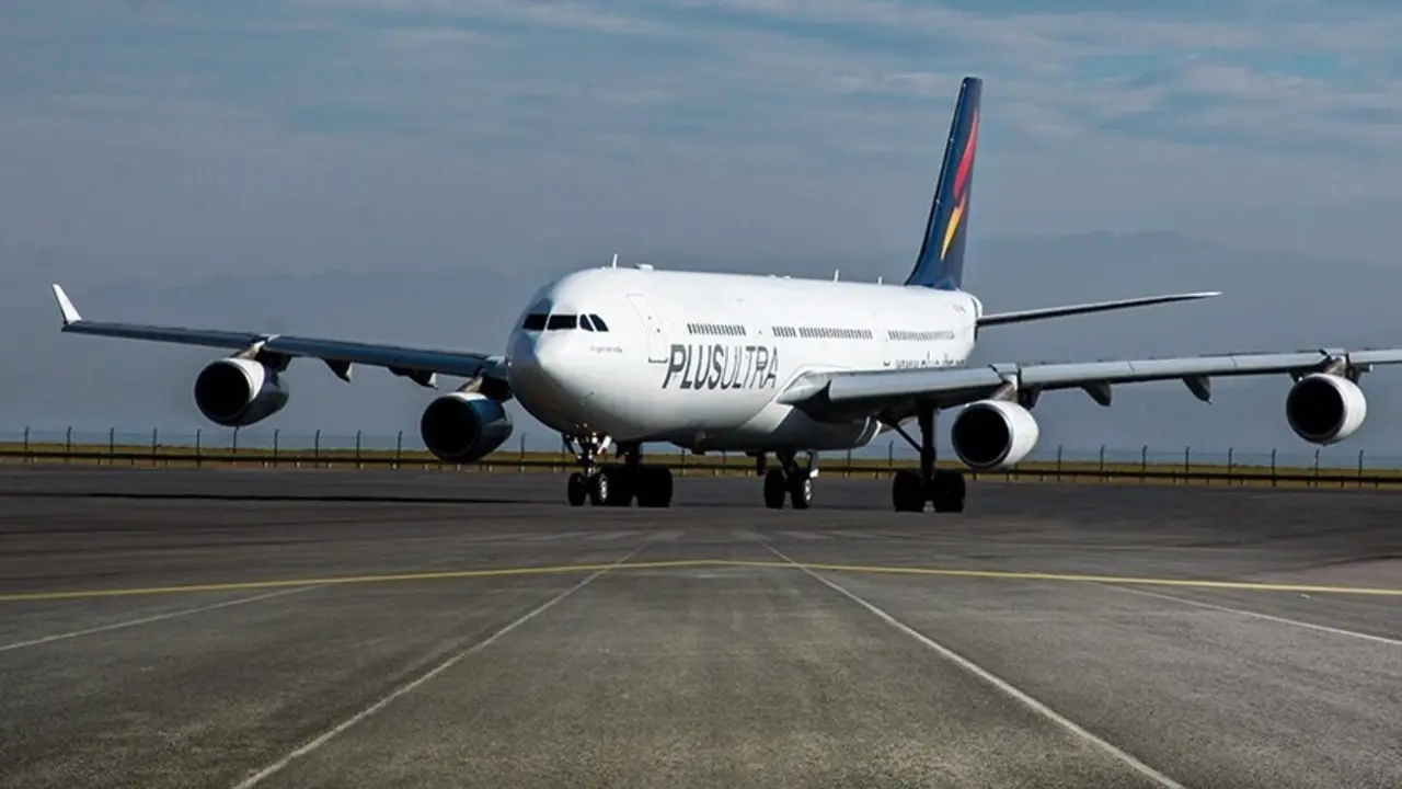 Archivo - Imagen de un avi&oacute;n de Plus Ultra L&iacute;neas A&eacute;reas.