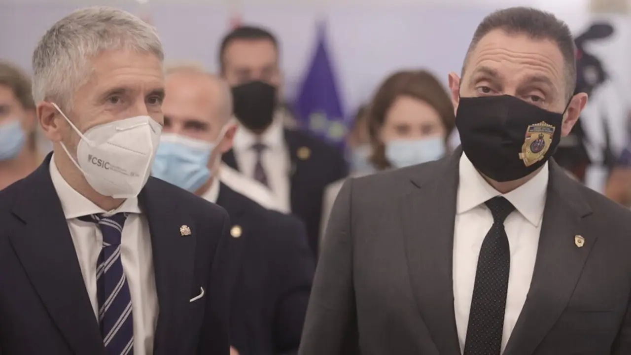 El ministro de Interior, Fernando Grande-Marlaska (i) y su hom&oacute;logo serbio, Aleksandar Vulin (d), a su llegada a una rueda de prensa, despu&eacute;s de una reuni&oacute;n en la sede del Ministerio, a 22 de julio de 2021, en Madrid (Espa&ntilde;a). Los ministros del Interior e