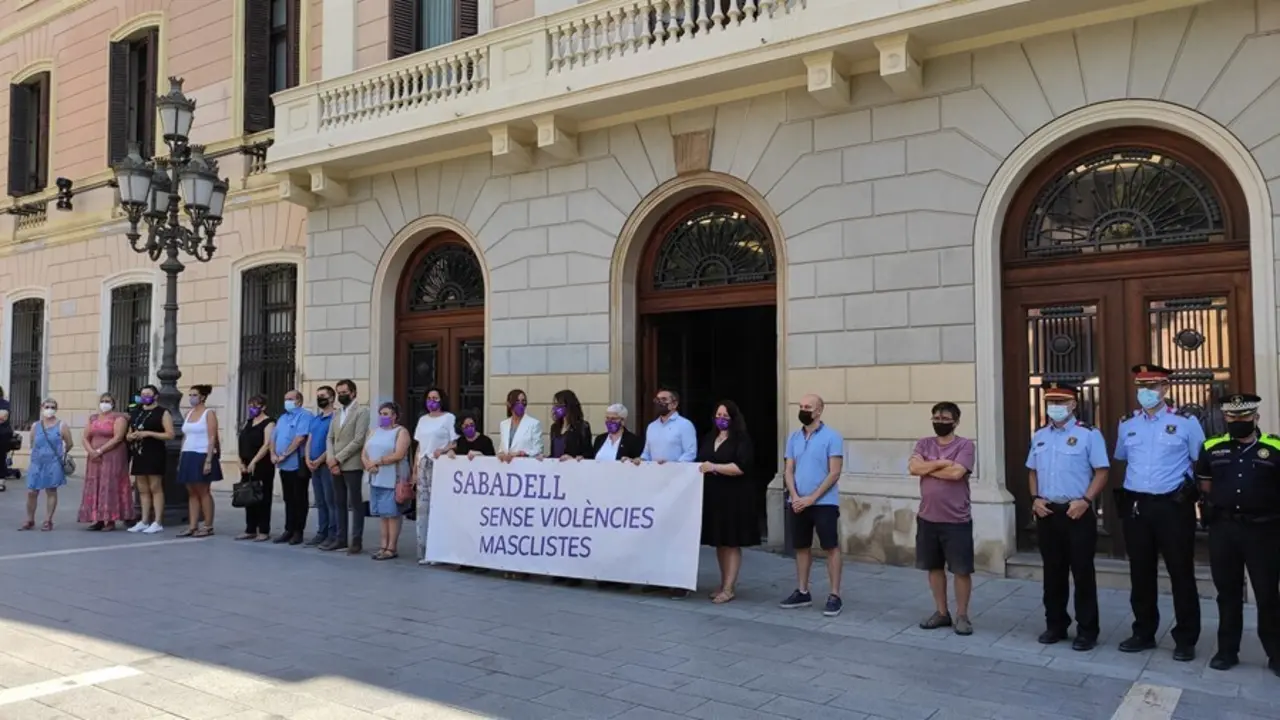 El minuto de silencio guardado en la plaza Sant Roc de Sabadell (Barcelona)