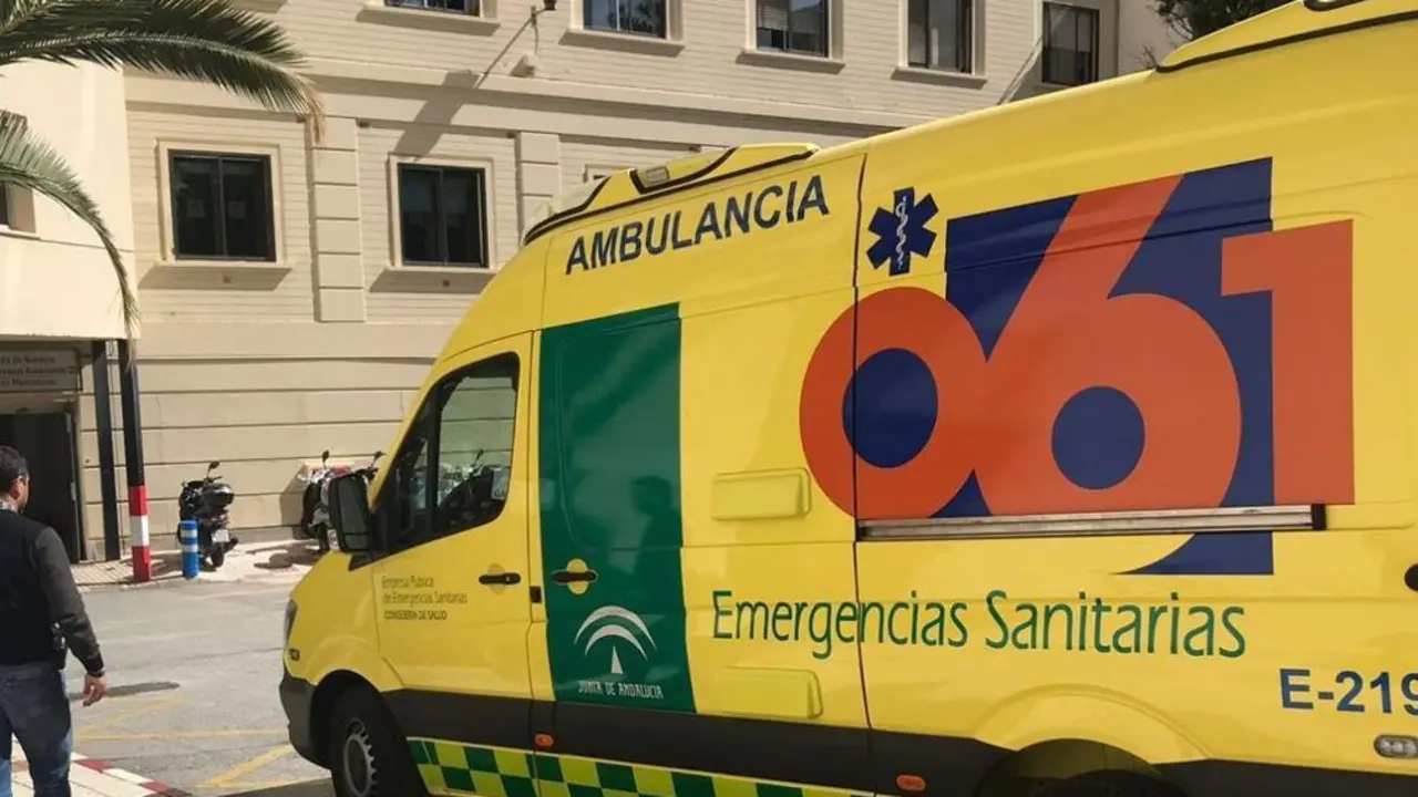 Archivo - Una ambulancia del 061 en M&aacute;laga