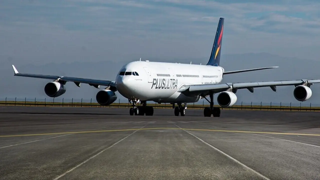 Archivo - Avi&oacute;n de Plus Ultra.