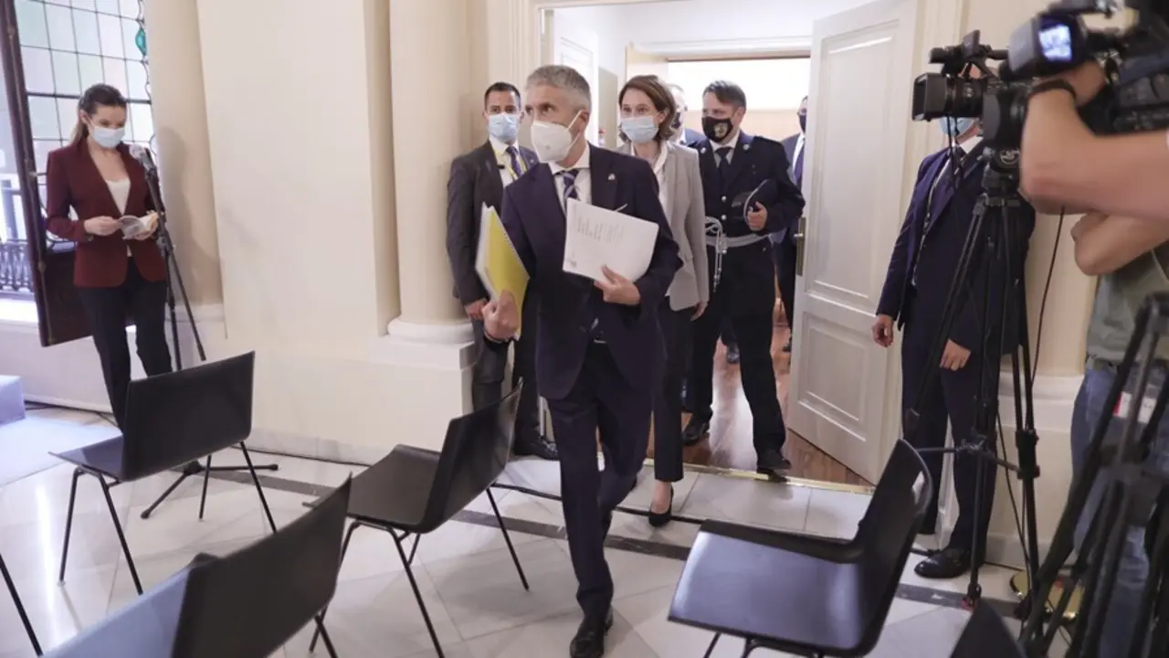 El ministro de Interior, Fernando Grande-Marlaska, a su llegada a una rueda de prensa, despu&eacute;s de una reuni&oacute;n con su hom&oacute;logo serbio, en la sede del Ministerio, a 22 de julio de 2021, en Madrid (Espa&ntilde;a). Los ministros del Interior espa&ntilde;ol y serbio se re&uacute;n