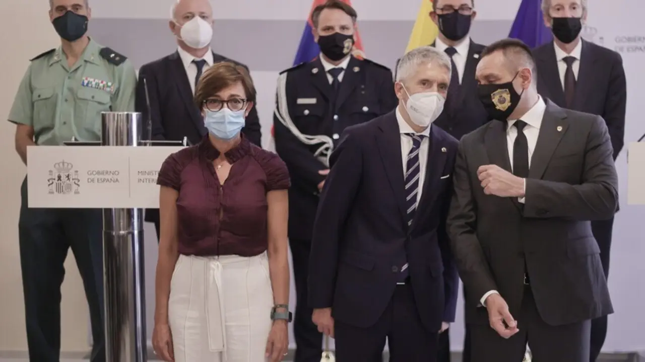 (I-D) La directora de la Guardia Civil, Mar&iacute;a G&aacute;mez G&aacute;mez; el ministro de Interior, Fernando Grande-Marlaska y su hom&oacute;logo serbio, Aleksandar Vulin, posan tras comparecer en rueda de prensa, despu&eacute;s de una reuni&oacute;n en la sede del Ministerio, a 22 de julio 
