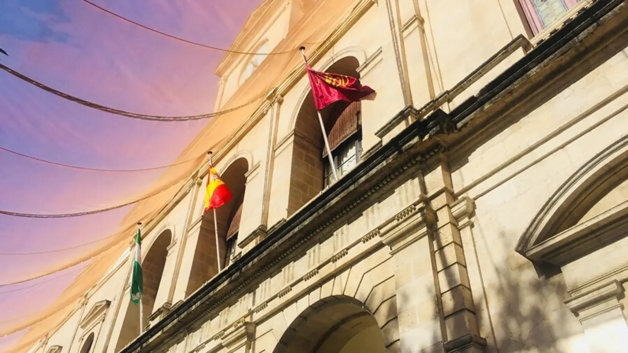 Archivo - Fachada del Ayuntamiento de Sevilla