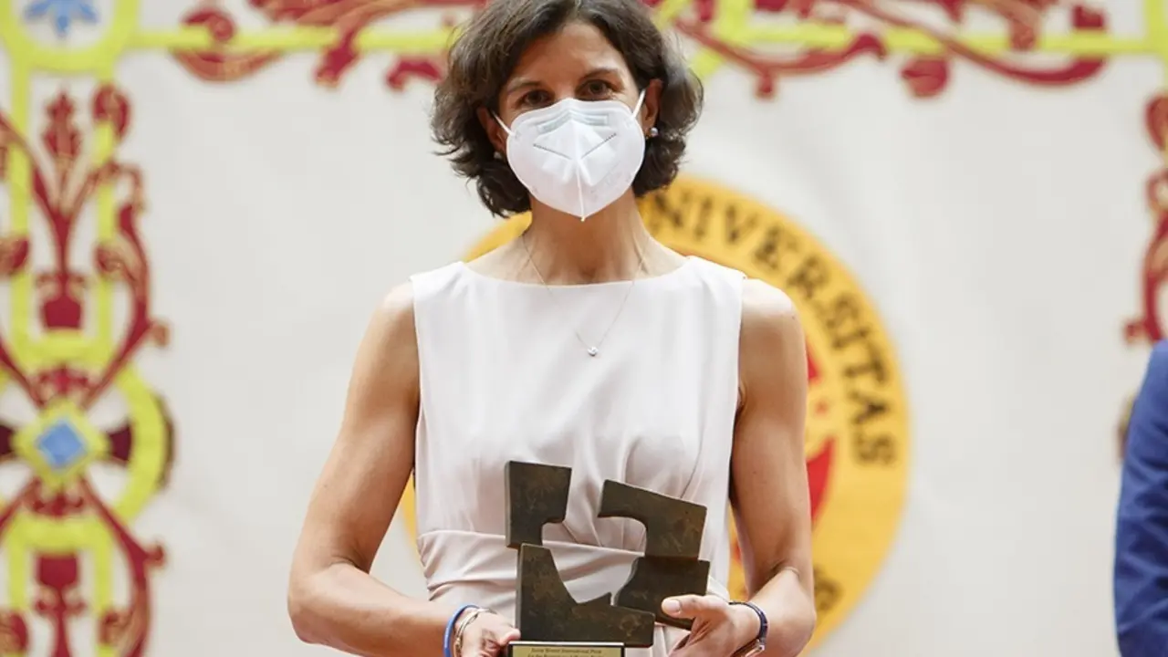 Sophie Muller, representante en Espa&ntilde;a de ACNUR, posa con la estatua conmemorativa del premio.