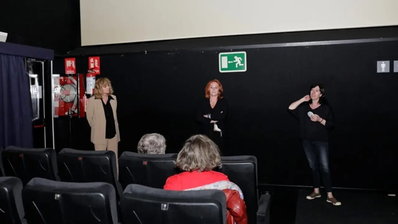 Archivo - La actriz Emma Su&aacute;rez (i) y la cineasta Gracia Querejeta dentro de una sala de cine de los Cines Renoir Plaza de Espa&ntilde;a el d&iacute;a de su reapertura despu&eacute;s del cierre durante casi tres meses