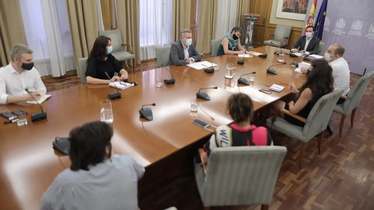 El ministro de Consumo, Alberto Garz&oacute;n (5i), durante una reuni&oacute;n con asociaciones de respeto al medio ambiente en la sede de su Ministerio, a 22 de julio de 2021, en Madrid (Espa&ntilde;a). El titular de Consumo se re&uacute;ne este jueves con organizaciones dedicadas 