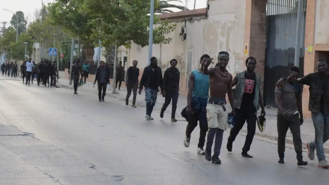Un grupo de migrantes de origen subsahariano, caminan hacia el Centro de Estancia Temporal de Inmigrantes (CETI) de Melilla, despu&eacute;s de haber saltado la valla con Marruecos, a 22 de julio de 2021, en Melilla (Espa&ntilde;a). Un total de 238 migrantes de origen s