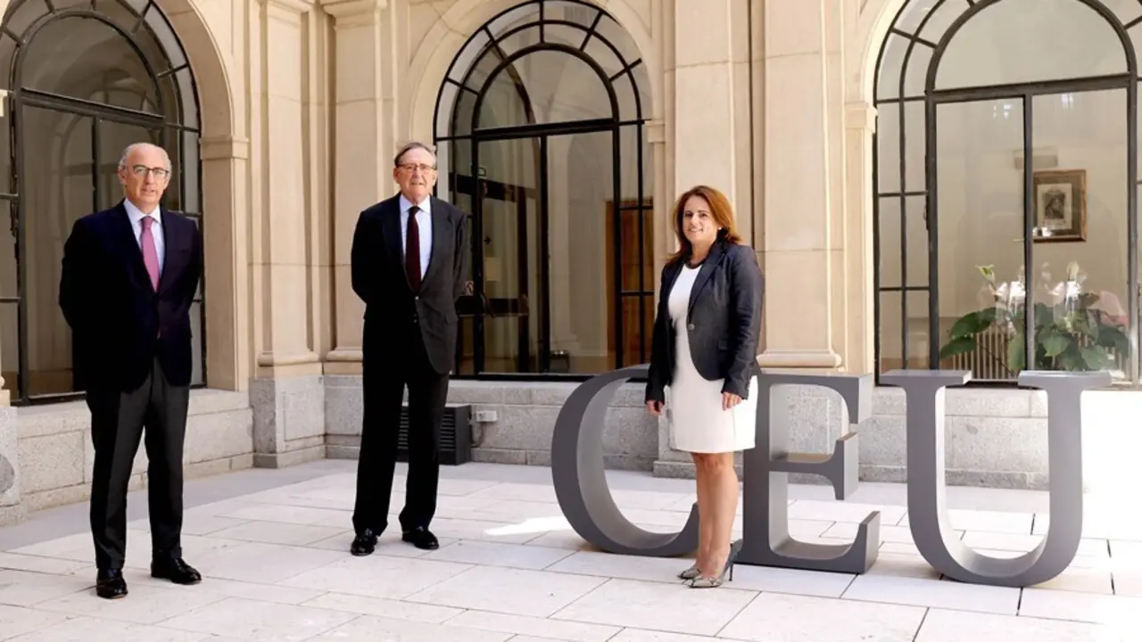 El director general de la Fundaci&oacute;n Universitaria San Pablo CEU, Javier Tello; el presidente de Santander Universidades, Mat&iacute;as Rodr&iacute;guez; y la directora corporativa de Operaciones, Finanzas y Medios de la la Fudaci&oacute;n San Pablo CEU, Elena Garc&iacute;a Rojo