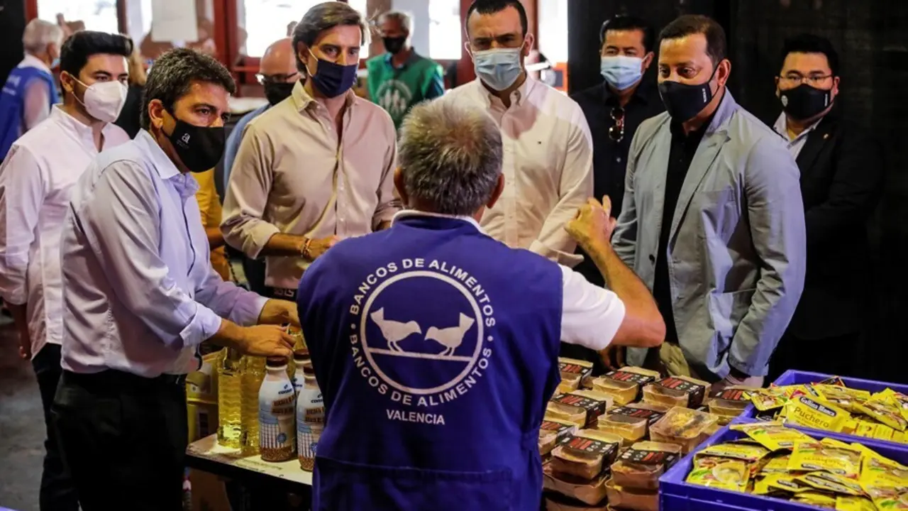 El presidente del PPCV, Carlos Maz&oacute;n, y el vicesecretario de Comunicaci&oacute;n del PP, Pablo Montesinos, durante su visita al reparto de alimentos del Banco de Alimentos realizado en el estadio de Mestalla, en Val&egrave;ncia.  