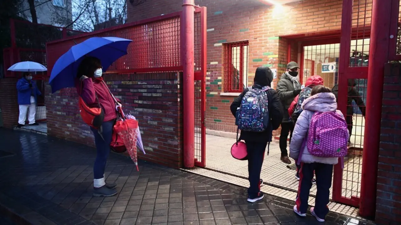 Archivo - Varios alumnos, a la entrada de un colegio en Aluche, Madrid
