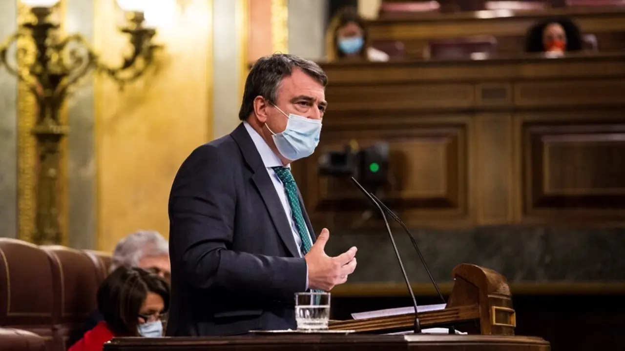 Archivo - El portavoz del PNV en el Congreso, Aitor Estebandurante una sesi&oacute;n plenaria en el Congreso de los Diputados