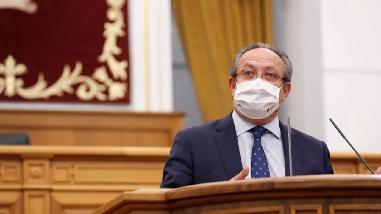 El consejero de Hacienda y Administraciones P&uacute;blicas del Gobierno de Castilla-La Mancha, Juan Alfonso Ruiz Molina, defiende su Ley del Juego ante el pleno de las Cortes