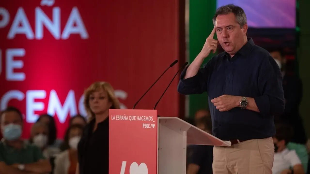 El candidato socialista a la Presidencia de la Junta, Juan Espadas,  durante su intervenci&oacute;n en un acto de partido. En Hotel Barcel&oacute; Renacimiento, a 17 de julio de 2021 en Sevilla (Andaluc&iacute;a, Espa&ntilde;a).