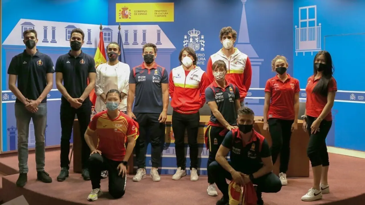 Archivo - Deportistas ol&iacute;mpicos espa&ntilde;oles, durante el acto de presentaci&oacute;n del proceso para su vacunaci&oacute;n, en la sede del Ministerio de Cultura y Deporte.