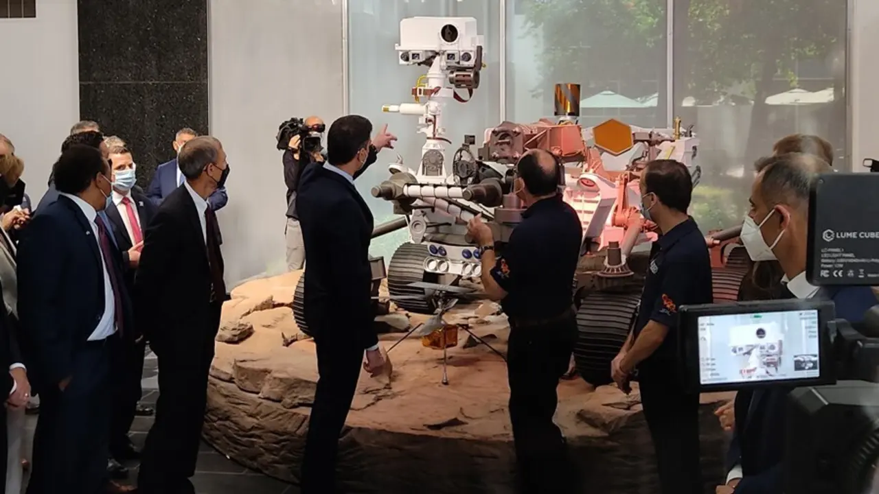 El presidente del Gobierno, Pedro S&aacute;nchez, visita el Jet Propulsion Laboratory de la NASA en Los &Aacute;ngeles, frente a una r&eacute;plica del Rover de la mision Perseverance de Marte