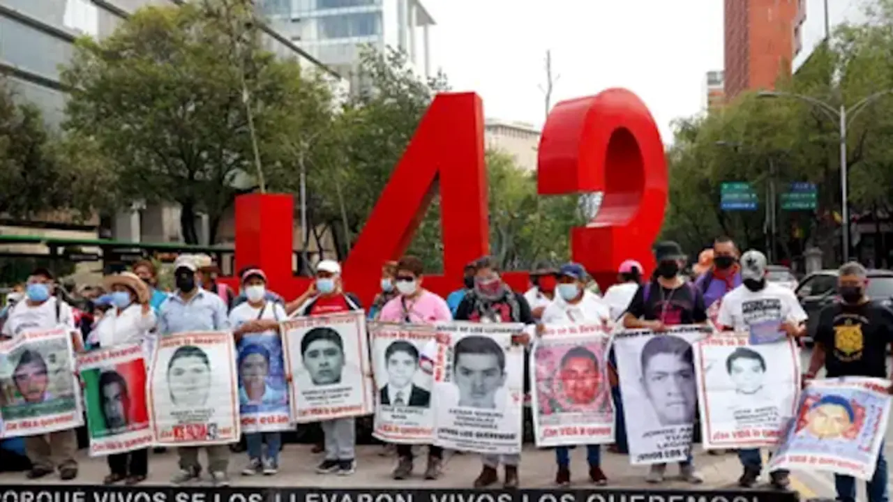 Familiares de los 43 estudiantes desaparecidos de Iguala, en el estado de Guerrero, durante una marcha en la Avenida Reforma, el 26 de mayo de 2021. Fotograf&iacute;a: Eyepix/NurPhoto/Rex/Shutterstock
