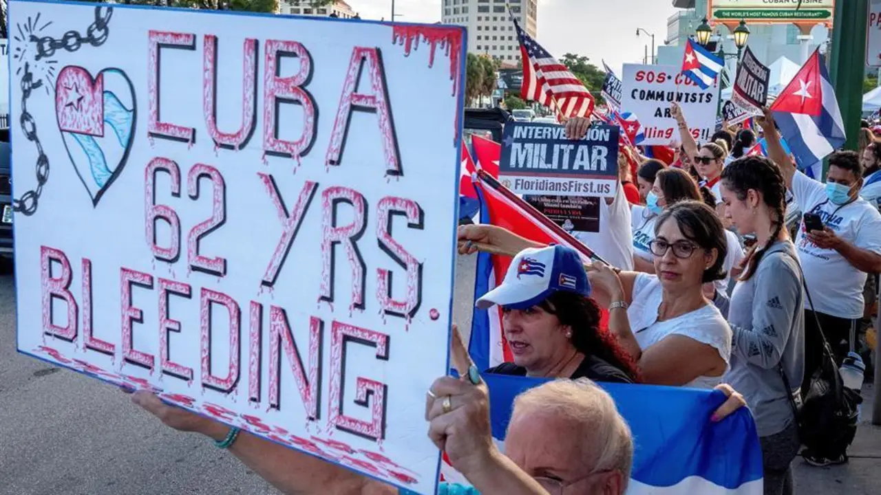 Cubano-americanos participan en una manifestaci&oacute;n para mostrar su apoyo a los manifestantes en Cuba, frente al restaurante Versailles en Miami, Florida, Estados Unidos, el 21 de julio de 2021. Miles de cubanos salieron a las calles de Cuba el 11 de julio para protestar por la falta de libertad y derechos humanos, la econom&iacute;a, as&iacute; como la escasez de productos b&aacute;sicos en la isla. (Protestas, Estados Unidos) EFE/EPA/CRISTOBAL HERRERA-ULASHKEVICH