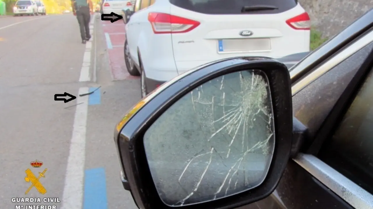 Da&ntilde;os causados en una sola noche, en 37 veh&iacute;culos estacionados en la localidad c&aacute;ntabra de Comillas. / OPC