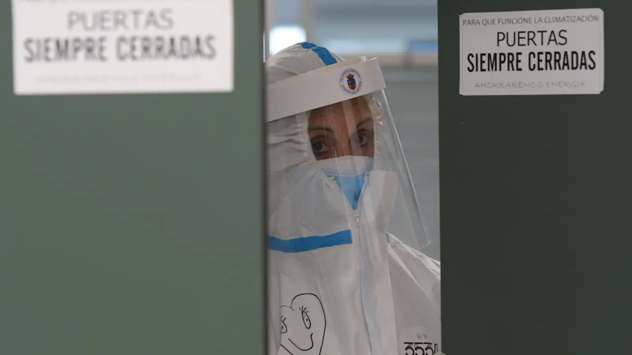 Una sanitario se dispone a cerrar la puerta en la zona UCI del Hospital Valdecilla. / Hardy 160420 santander
Coronavirus en el hospital Valdecilla de santander
Foto nacho cubero