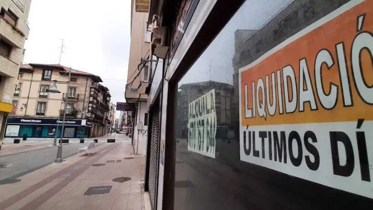Un cartel de un comercio en liquidaci&oacute;n por cierre en Torrelavega. / S. D&iacute;az