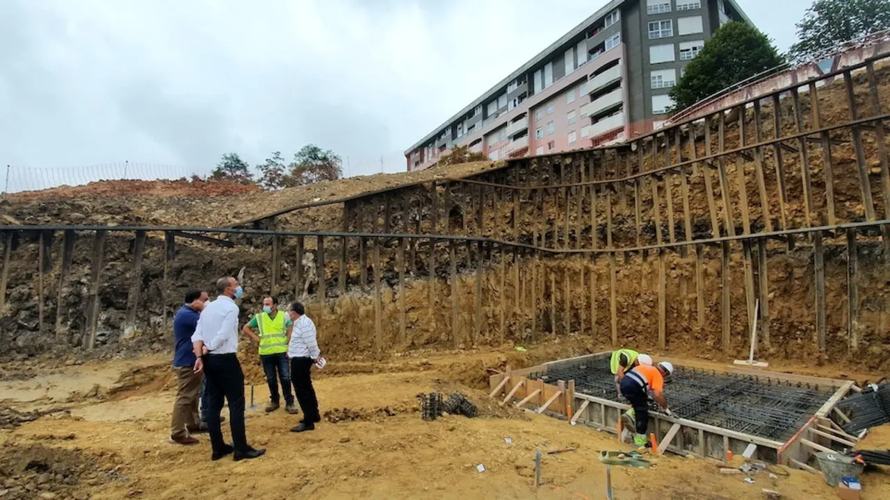 Vista del inicio de las obras del ascensor en el barrio Nueva Ciudad de Torrelavega. / ALERTA