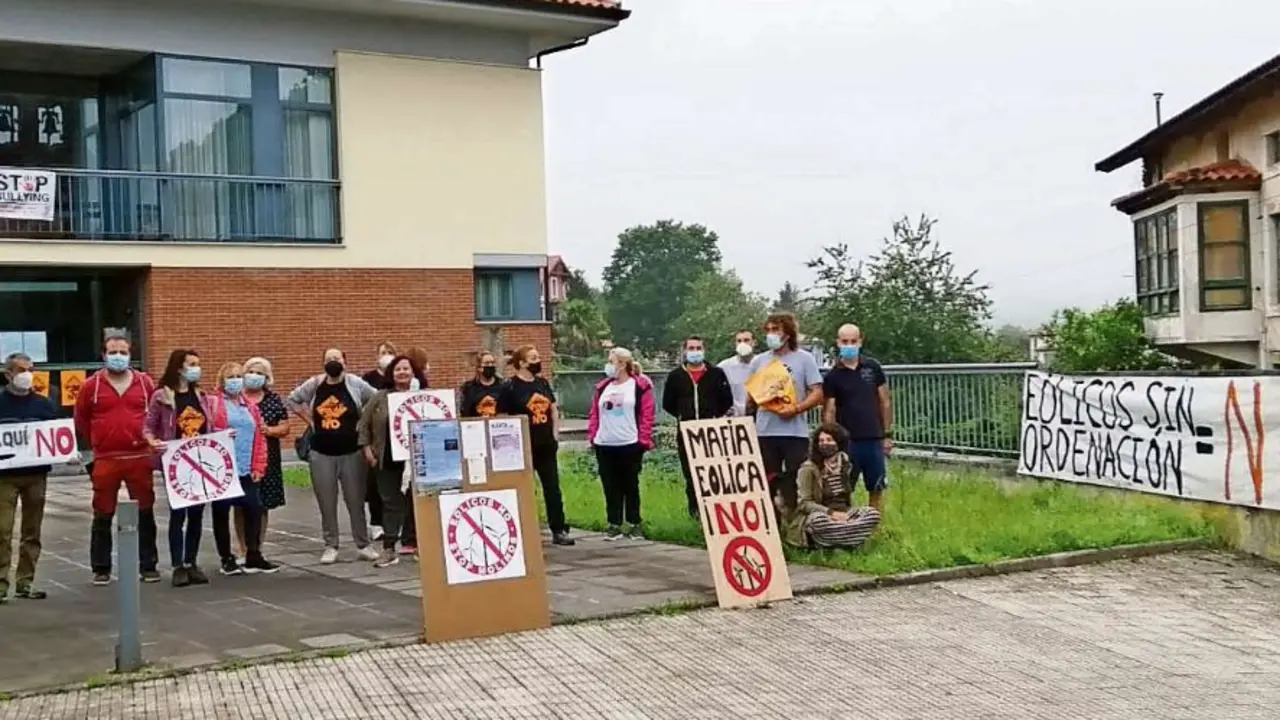 Concentraci&oacute;n de los vecinos de Riotuerto ayer frente al Ayuntamiento. / ALERTA