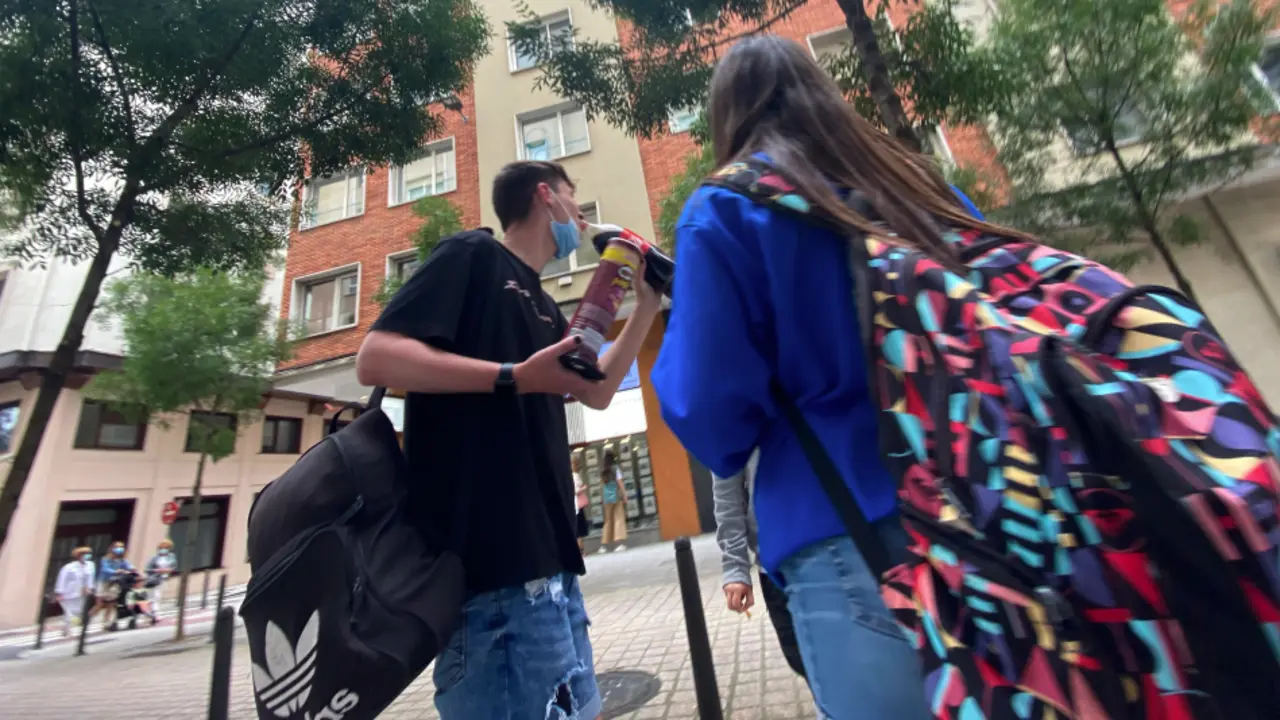 Varios j&oacute;venes en el centro de Santander conversan sin guardar la distancia de seguridad. / HARDY