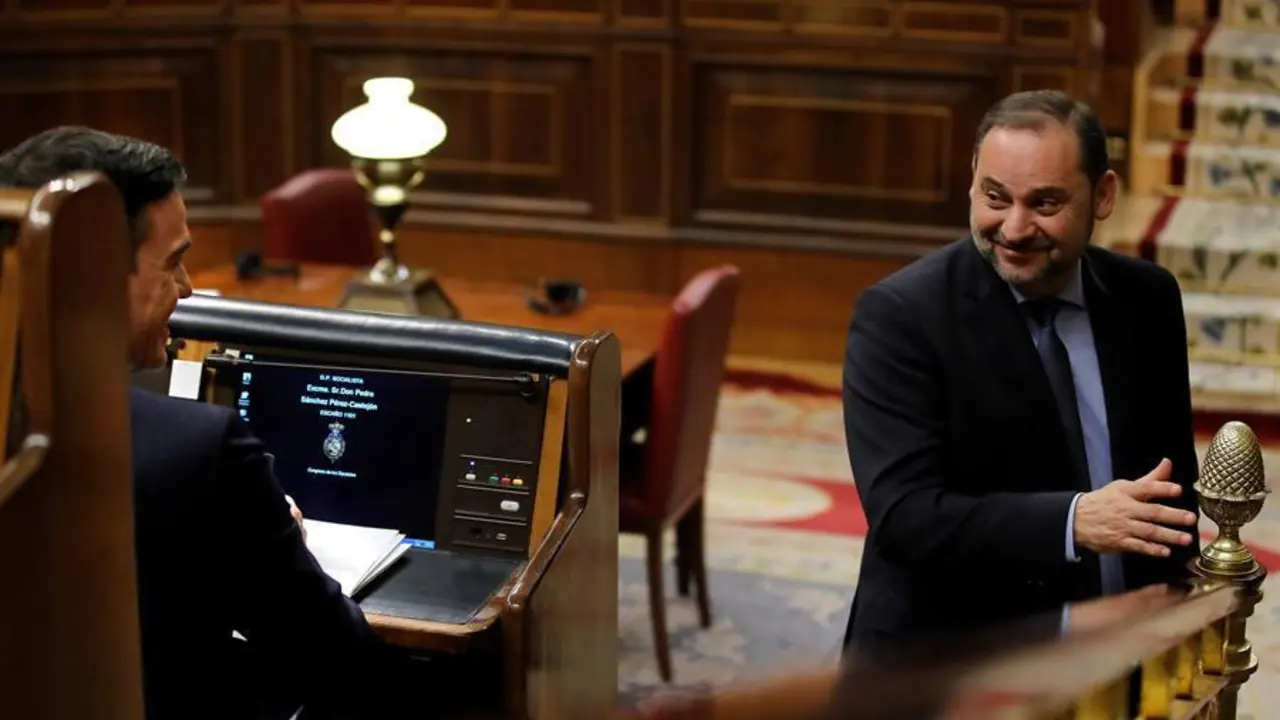 El candidato a la Presidencia del Gobierno, Pedro S&aacute;nchez, saluda al ministro de Fomento en funciones, Jos&eacute; Luis &Aacute;balos (d), en el Congreso de los Diputados en la primera jornada de la sesi&oacute;n de investidura de Pedro S&aacute;nchez como presidente del Gobierno. EFE/Juan Carlos Hidalgo
