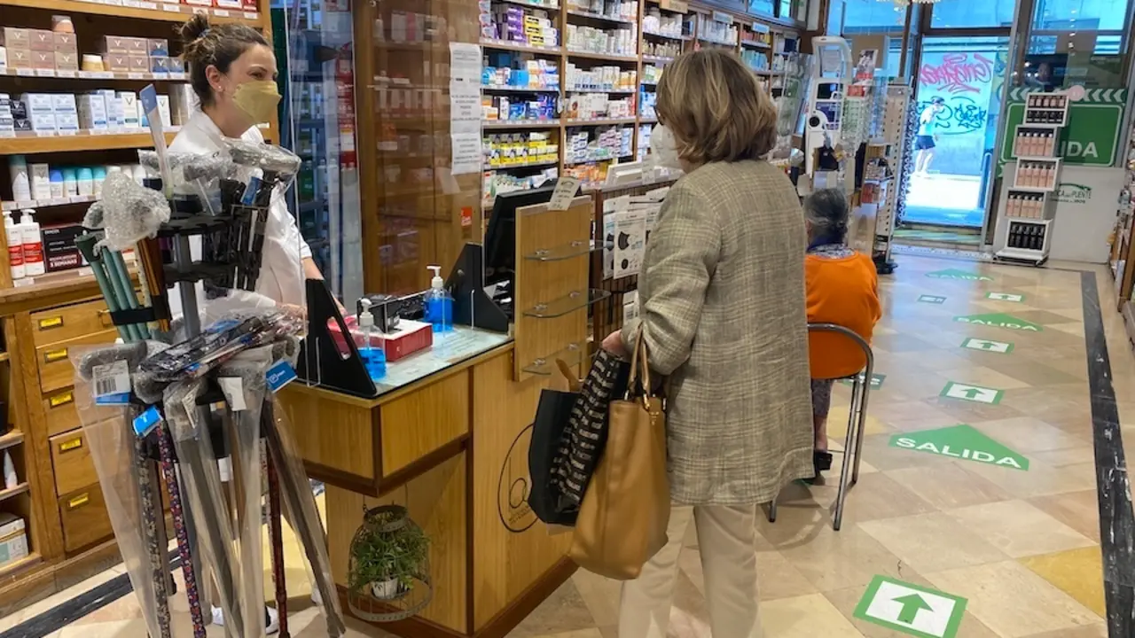 Una personas es atendida en la Farmacia del Paseo Pereda de Santander. / Hardy
