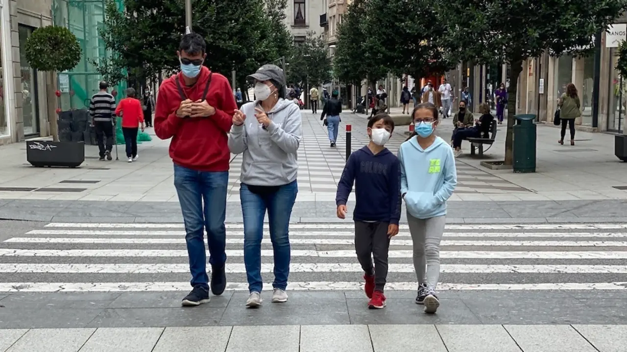 Varias personas con mascarilla por el centro de Santander. / Hardy