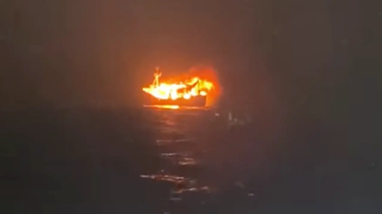 El barco pesquero 'Siempre al Alba' durante el incendio. / FACEBOOK