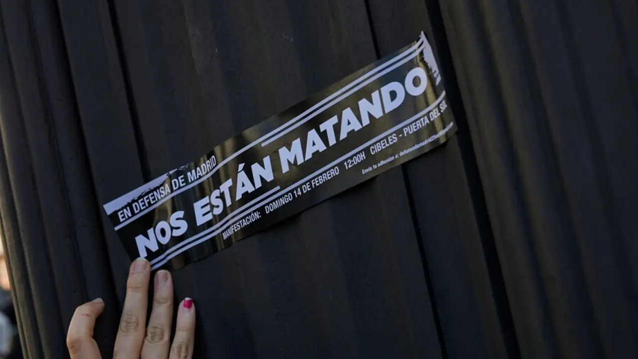 Archivo - Una persona sujeta un cartel en el que se lee: `Nos est&aacute;n matando&acute; 