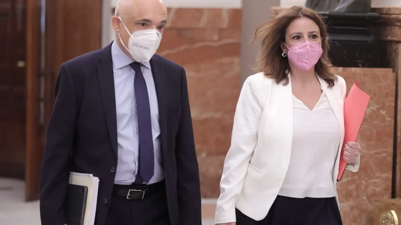 El secretario general del PSOE en el Congreso, Rafael Simancas  y la vicesecretaria general del PSOE y portavoz del Grupo Parlamentario Socialista en el Congreso, Adriana Lastra, a su llegada a una sesi&oacute;n plenaria en el Congreso de los Diputados.