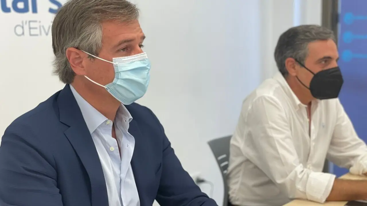 El vicesecretario de Pol&iacute;tica Territorial del PP, Antonio Gonz&aacute;lez Terol, junto al presidente del PP de Ibiza, Jos&eacute; Vicente Mar&iacute; Bos&oacute;, en una visita a Ibiza.