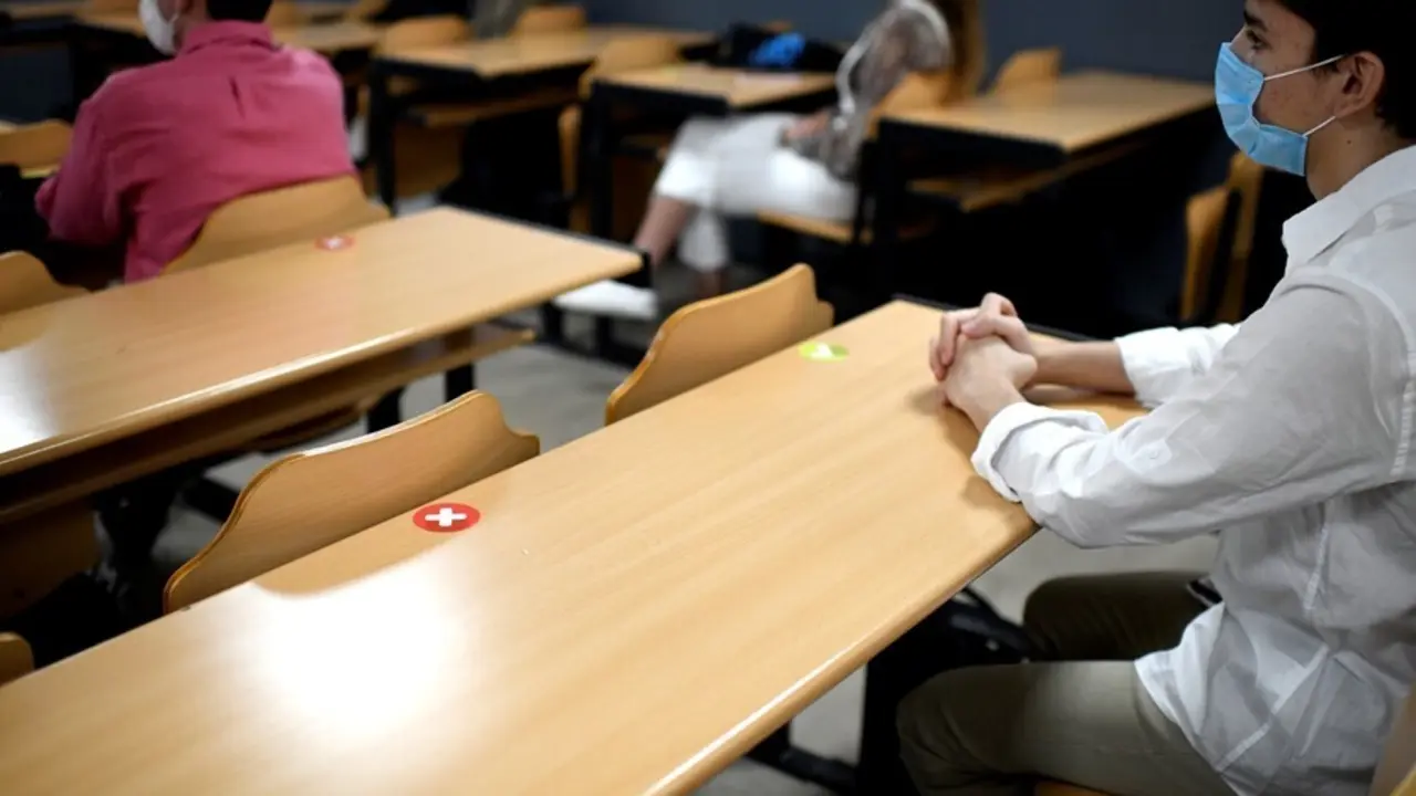 Archivo - Alumnos mantienen la distancia de seguridad a la hora de sentarse en clase en la Facultad de Humanidades y Ciencia de la Comunicaci&oacute;n de la Universidad privada CEU San Pablo durante el primer d&iacute;a del curso 2020-2021, en Madrid (Espa&ntilde;a), a 14 de 