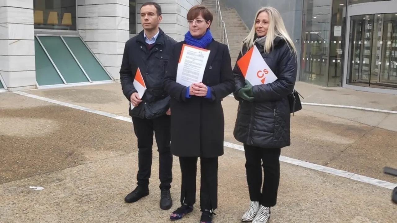 Archivo - La portavoz de Ciudadanos en el Ayuntamiento de Lleida, &Aacute;ngeles Ribes, junto a la concejal Maria Burrel y el exedil Luis Osorio.