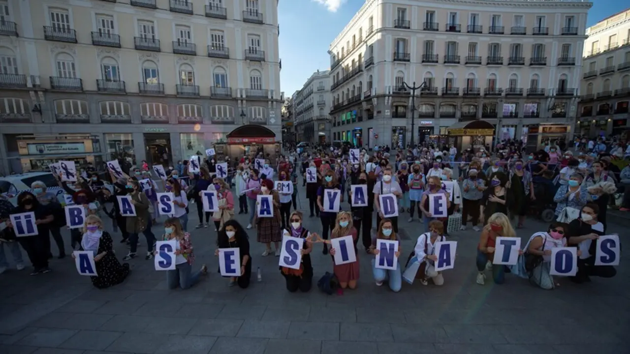 Archivo - Varias mujeres con carteles participan en una concentraci&oacute;n contra la violencia hacia las mujeres como protesta por los asesinatos machistas.