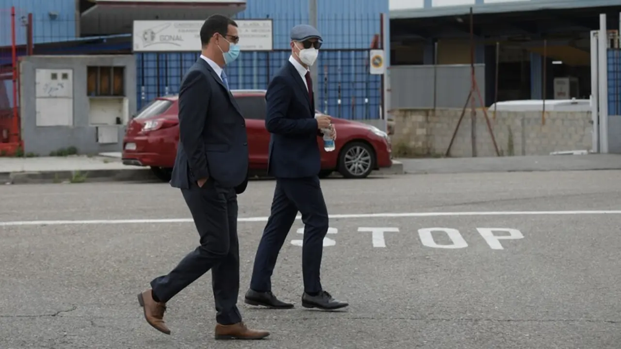 Los mossos Carlos de Pedro (i) y Xavier Goicoechea (d) a su llegada a la Audiencia Nacional para declarar en el juicio por ir con el expresidente de la Generalitat Carles Puigdemont en el momento de su detenci&oacute;n en Alemania, a 6 de julio de 2021, en San F