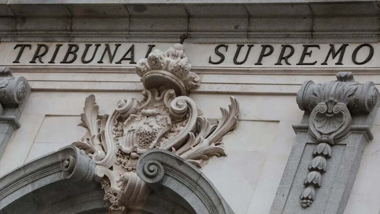 Archivo - Escudo de Espa&ntilde;a en la fachada del edificio del Tribunal Supremo, en Madrid a 29 de noviembre de 2019.