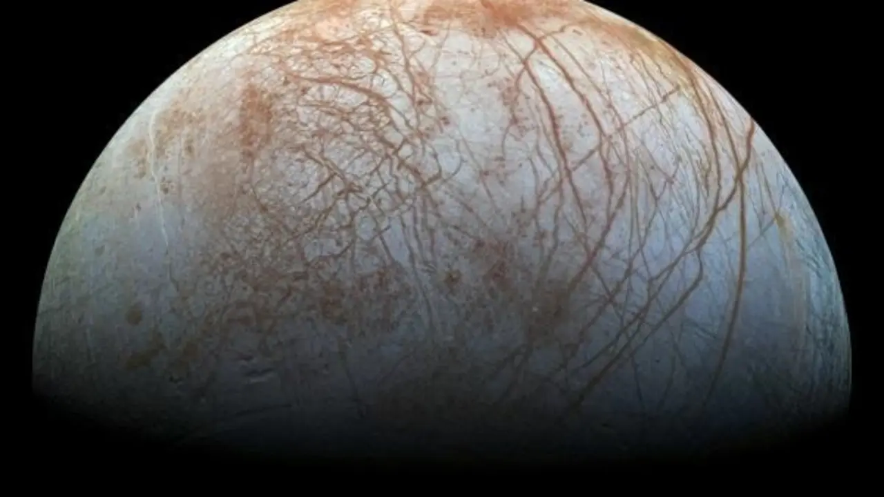 Imagen de Europa tomada por la sonda Galileo de la NASA en la d&eacute;cada de los 90