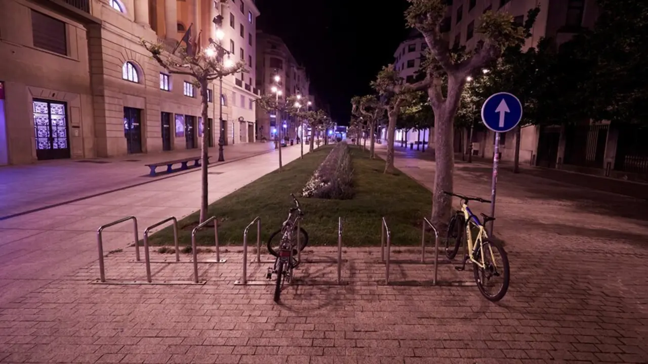 Archivo - Avenida Carlos III vacia alrededor de la media noche 