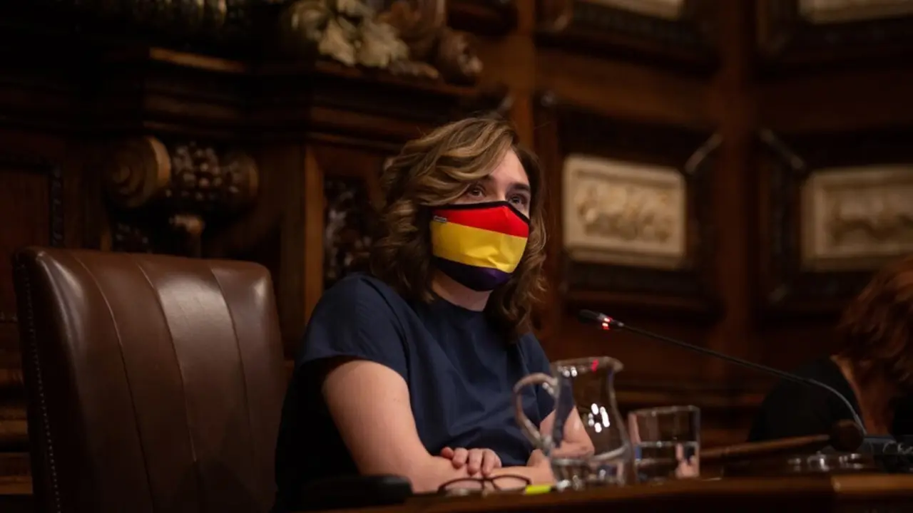 Colau pone el retrato del Rey en el pleno y ella lleva mascarilla con la bandera republicana