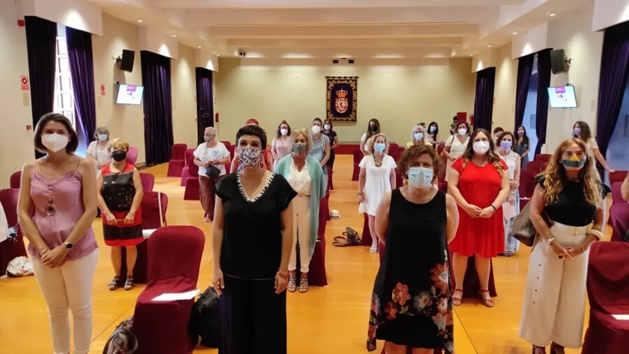 La directora del Instituto de las Mujeres, Mar&iacute;a Antonia Morilla (segunda por la dcha.), y la delegada de Igualdad en la Diputaci&oacute;n, Alba Doblas (tercera), antes de la jornada sobre la Ley de Salud Sexual y Reproductiva y de Interrupci&oacute;n del Embarazo