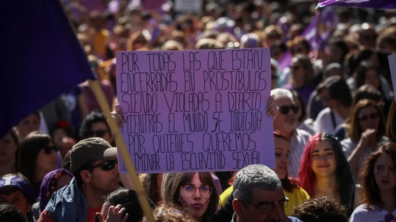 Archivo - Una mujer sostiene su pancarta con un mensaje de protesta en contra de la prostituci&oacute;n durante la manifestaci&oacute;n por el D&iacute;a Internacional de la Mujer en Sevilla, (Andaluc&iacute;a, Espa&ntilde;a), a 08 de marzo de 2020