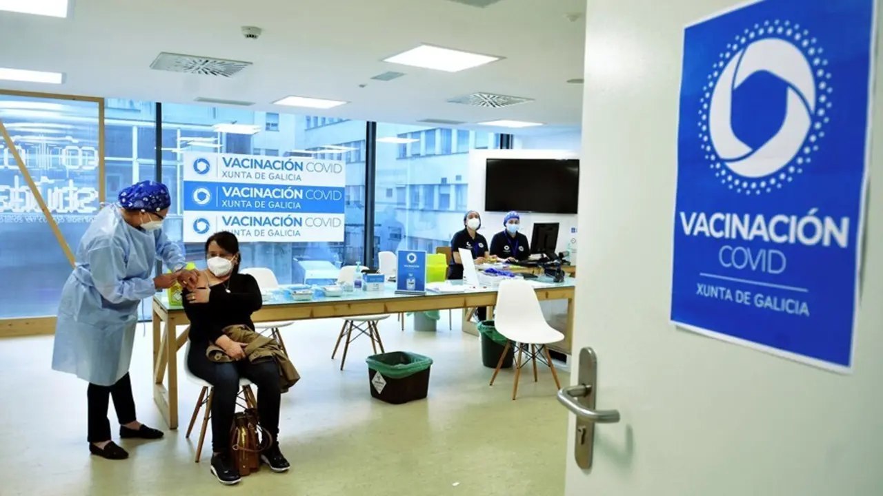 Archivo - Una mujer recibe una dosis de la vacuna de AstraZeneca en el Complejo Hospitalario Universitario de Ourense, a 27 de mayo de 2021, en Ourense, Galicia (Espa&ntilde;a). Este jueves el Servicio Gallego de Salud comienza a administrar la segunda dosis de 