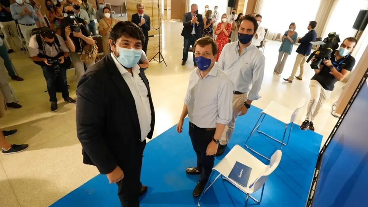 (I-D) El presidente de la Regi&oacute;n de Murcia, Fernando L&oacute;pez Miras; el portavoz nacional del PP y alcalde de Madrid, Jos&eacute; Luis Mart&iacute;nez-Almeida, y el secretario general del Partido Popular, Teodoro Garc&iacute;a Egea, en los Cursos de Verano del PP de la Regi&oacute;n