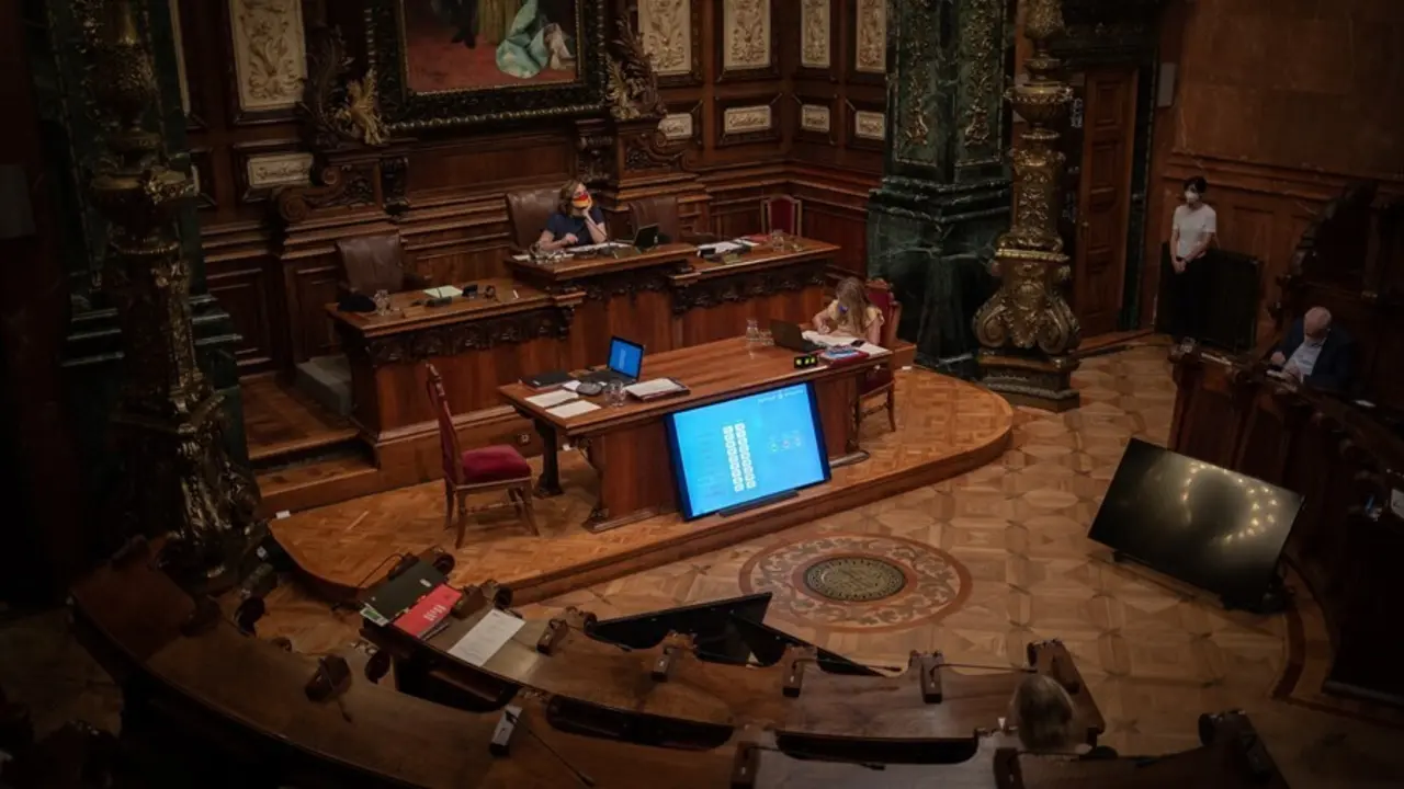 Vista general de la intervenci&oacute;n de la alcaldesa de Barcelona, Ada Colau (c), en una sesi&oacute;n plenaria en el Ayuntamiento de Barcelona, a 23 de julio de 2021, en Barcelona, Catalunya (Espa&ntilde;a). Este Pleno es el &uacute;ltimo que se celebra antes del par&oacute;n estival y